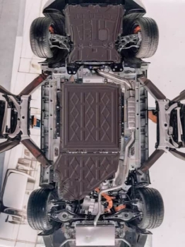 Giáp gầm Lynk & Co 08